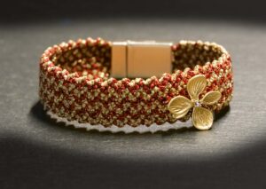 Woven macrame bracelet flower bordeaux/gold