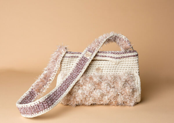 knitted handbag in off white