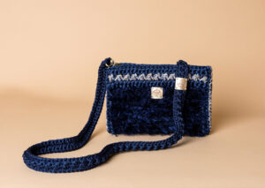 knitted bag petit in midnight blue